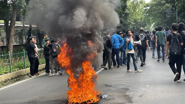 Ratusan Mahasiswa Universitas Pancasila blokade ruas Jalan Raya Lenteng Agung, Jakarta Selatan pada Selasa (27/2/2024) sore.