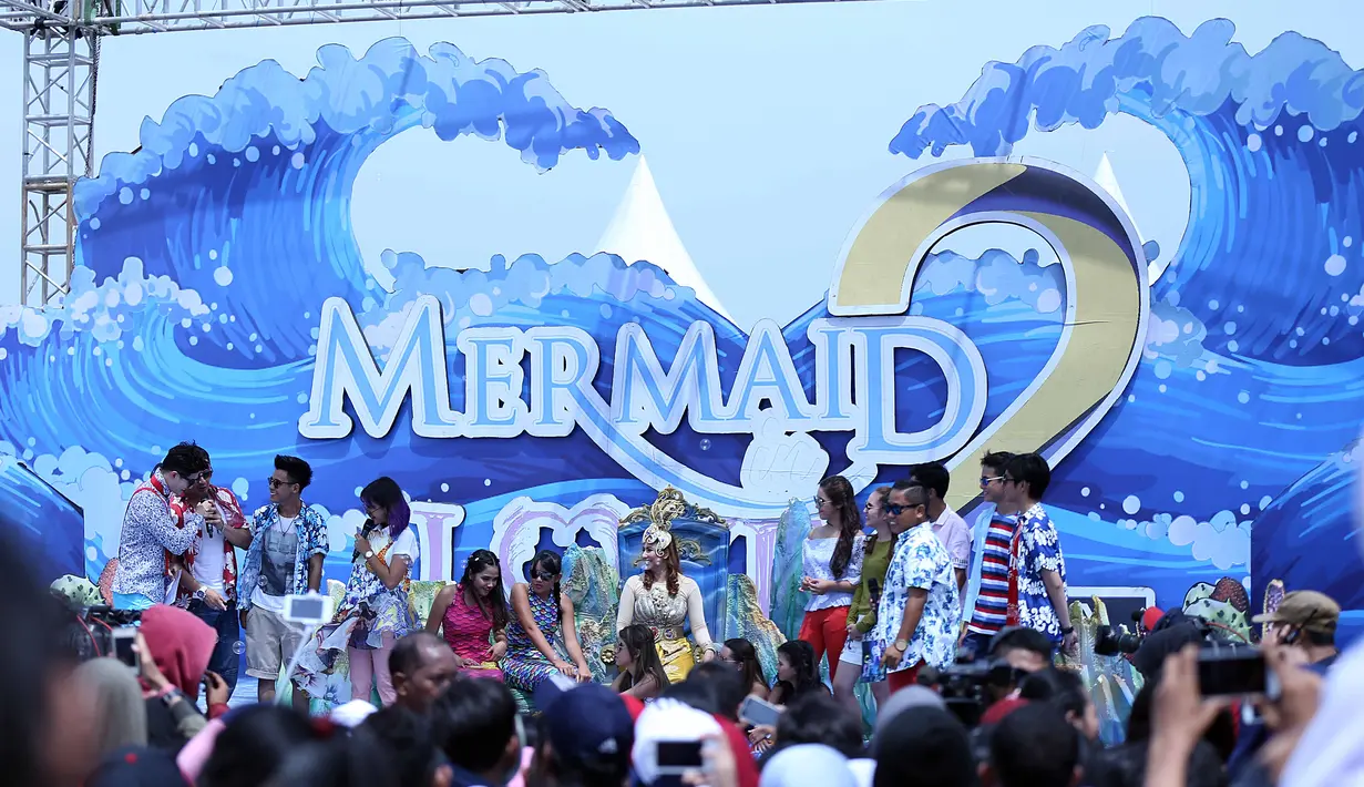 "Luar biasa. Dari pagi sudah ramai banget. Bahkan datang dari pagi buat tahun baruan," tambah Angga Aldi. (Nurwahyunan/Bintang.com)