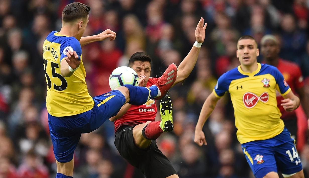 Bek Southampton, Jan Bednarek, berebut bola dengan striker Manchester United, Alexis Sanchez, pada laga Premier League di Stadion Old Trafford, Manchester, Sabtu (2/3). MU menang 3-2 atas Southampton. (AFP/Oli Scarff)