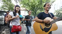 Cut Memey menyanyi bersama pengamen di kawasan Blok M, Jakarta Selatan, Senin (7/12/2015). Dalam rangka merayakan HUT-nya yang ke-35, Cut Memey bersama sejumlah pengamen tampil untuk menghibur warga saat jam makan siang. (Liputan6.com/Immanuel Antonius)