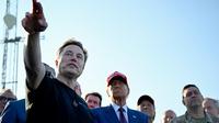 Donald Trump tiba sekitar satu jam sebelum peluncuran uji terbang roket SpaceX Starship. (Brandon Bell/Getty Images North America/Getty Images via AFP)