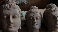 Potongan patung Budha yang rusak usai dihancurkan oleh empat pria Pakistan. (AFP)
