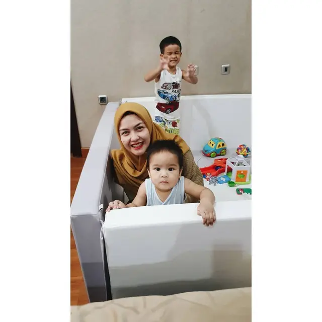 Jarang Terekspos, Ini 6 Potret Manis Revalina S Temat Momong Buah Hatinya