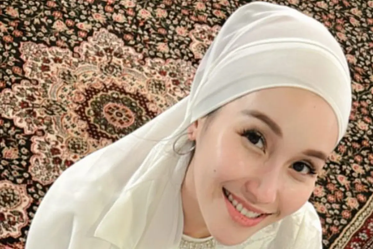 Potret Ayu Ting Ting Tampil Serba Putih Kenakan Kerudung Turban