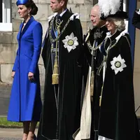 Menghadiri upacara penobatan Raja Charles III dan Ratu Camilla di Skotlandia, Rabu, 5 Juli 2023. Kate Middleton tidak mengenakan jubah seremonial, ia justru tampil mengenakan mengenakan coatdress biru tebal dari salah satu desainer pilihannya, Catherine Walker. Potongan mode itu dipasangkan dengan topi serasi dari Philip Treacy. @princeandprincessofwales