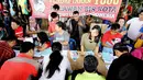 Beragam kalangan masyarakat berkumpul di Pospera di Terminal Kampung Melayu, Jakarta untuk mendaftarkan diri sebagai relawan yang akan berjuang memenangkan pasangan Jokowi-JK dalam Pilpres 2014 mendatang, (29/5/2014). (Liputan6.com/Faizal Fanani)