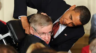 Foto pada tanggal 12 Agustus 2009, Stephen Hawking menerima Presidential Medal of Freedom dari Presiden AS Barack Obama dalam sebuah upacara di East Room di Gedung Putih di Washington DC. (AFP Photo/Jewel Samad)