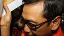Tersangka dugaan suap uji materiil Undang-Undang Peternakan dan Kesehatan, Kamaludin menghindari wartawan yang akan meliputnya usai menjalani pemeriksaan di gedung KPK, Jakarta, Kamis  (2/2). (Liputan6.com/Helmi Afandi) 