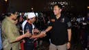 : Cagub DKI Jakarta, AgusHarimurtiYudhoyono (AHY-kanan) menyalamipendukungnyajelangbertemukoalisitujuhpartai non parlemen di Jakarta, Sabtu (28/1). Selainbertatapmuka, AHY jugamemaparkanvisimisinya. (Liputan6.com/HelmiFithriansyah)
