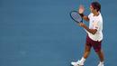 Petenis Swiss, Roger Federer merayakan kemenangannya atas Tennys Sandgren dari Amerika Serikat pada babak perempat final tunggal putra Australia Terbuka di Melbourne, Selasa (28/1/2020). Federer melaju ke semifinal usai mengalahkan Sandgren. (DAVID GRAY/AFP)