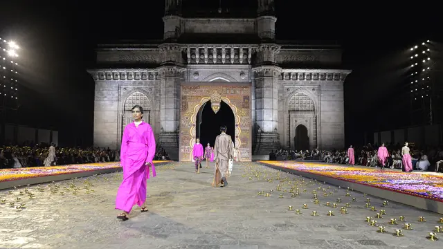 Model berjalan di landasan pacu, menampilkan kreasi dari koleksi Musim Gugur 2023 Christian Dior berlangsung di Mumbai, India