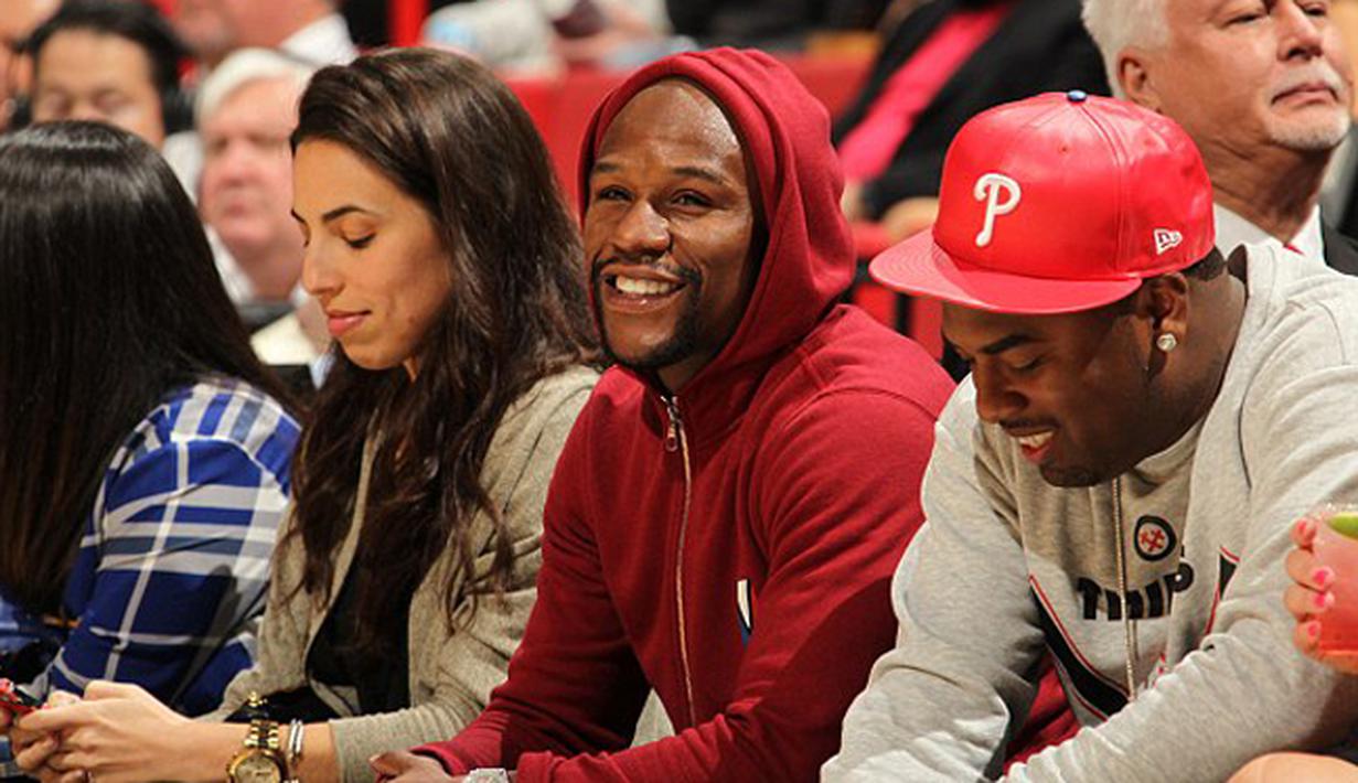 Floyd Mayweather Jr saat menyaksikan pertandingan NBA antara Miami Heat dan Milwaukee Bucks, AS, Rabu (28/1/2015). (Dailymail)