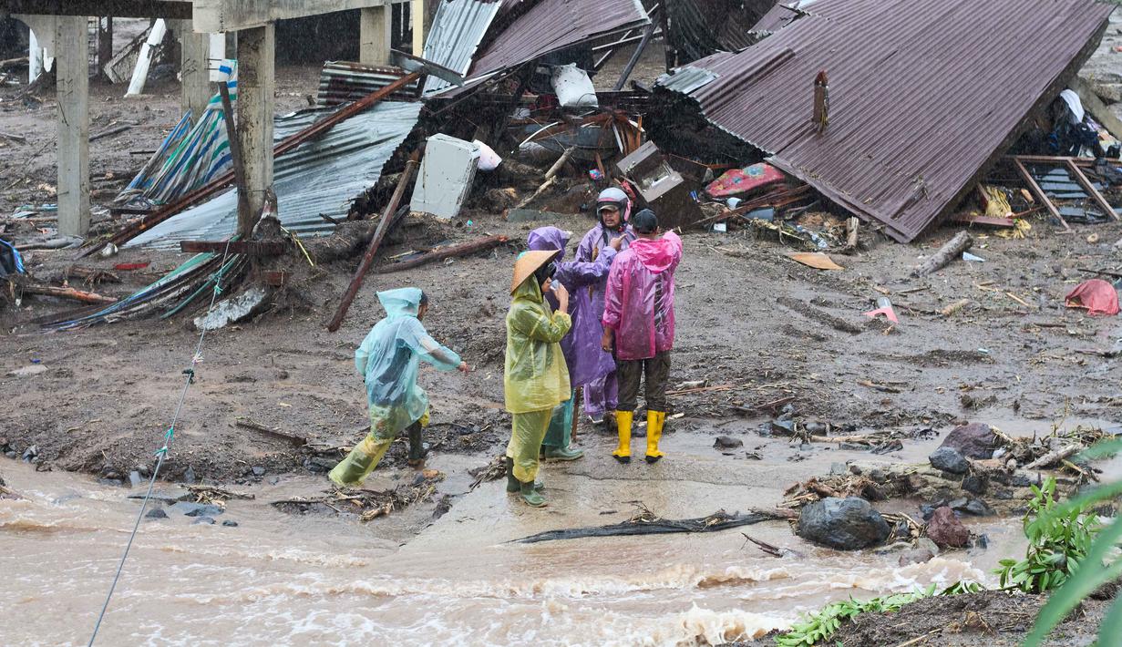 Daerah terdampak meliputi Padang Pariaman, Kota Padang, Kabupaten Agam, Pesisir Selatan, Solok, Kota Pariaman, Pasaman Barat, Bukittinggi, serta beberapa kota/kabupaten lain yang juga mengalami banjir, longsor, hingga kerusakan infrastruktur. Banyak rumah warga terendam, akses jalan terputus, dan sejumlah fasilitas publik rusak akibat intensitas hujan ekstrem. Tampak dalam foto, warga memeriksa rumah-rumah yang rusak akibat banjir di Malalak, Sumatera Barat, Indonesia, Kamis, 27 November 2025. (AP Photo/Ade Yuandha)