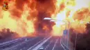 Ledakan truk tangki pembawa bahan mudah terbakar menimbulkan api yang besar dan asap hitam di jalan raya dekat kota Bologna, Italia, Senin (6/8). Peristiwa itu menewaskan dua orang dan menyebabkan  sedikitnya 70 orang cedera. (Italian Police video via AP)
