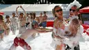 Para peserta Festival asik bermain air sabun selama festival musik Sziget berlangsung di Budapest , Hongaria, Rabu (12/8/ 2015). Festival ini berlangsung selama seminggu dengan target peserta sebesar 415.000 orang. (REUTERS/Laszlo Balogh)
