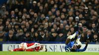 Pemain Arsenal, Mikel Merino (kiri) mengeram kesakitan setelah dilanggar oleh pemain Chelsea, Moises Caicedo dalam laga lanjutan Liga Inggris 2025/2026 di Stamford Bridge, London, Minggu (30/11/2025). (AFP/Justin Tallis)