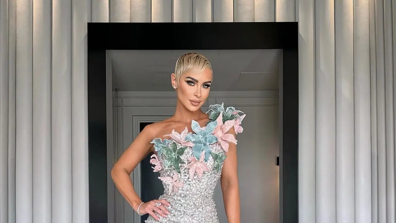 Seorang model dan aktris asal Australia, Ellie Gonsalves