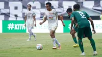 Pemain Persija Jakarta, Muhammad Rayhan Hannan (tengah), mengontrol bola dibayangi dua pemain Persebaya Surabaya dalam pertandingan pekan ke-22 BRI Liga 1 2023/2024 yang berlangsung di Stadion Gelora Bung Tomo, Surabaya, Sabtu (9/12/2023). (Dok. Persija Jakarta)