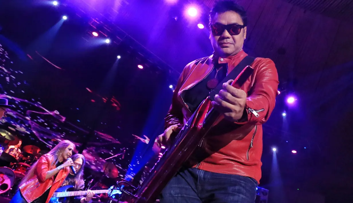 Dari atas panggung, vokalis band tersebut berjanji akan terus bermusik bersama. Selain itu, Trie Utami juga mengajak para penonton yang hadir untuk membeli album terbaru yang dirilis pada 2016 silam berjudul 'Chapter One'. (Adrian Putra/Bintang.com)