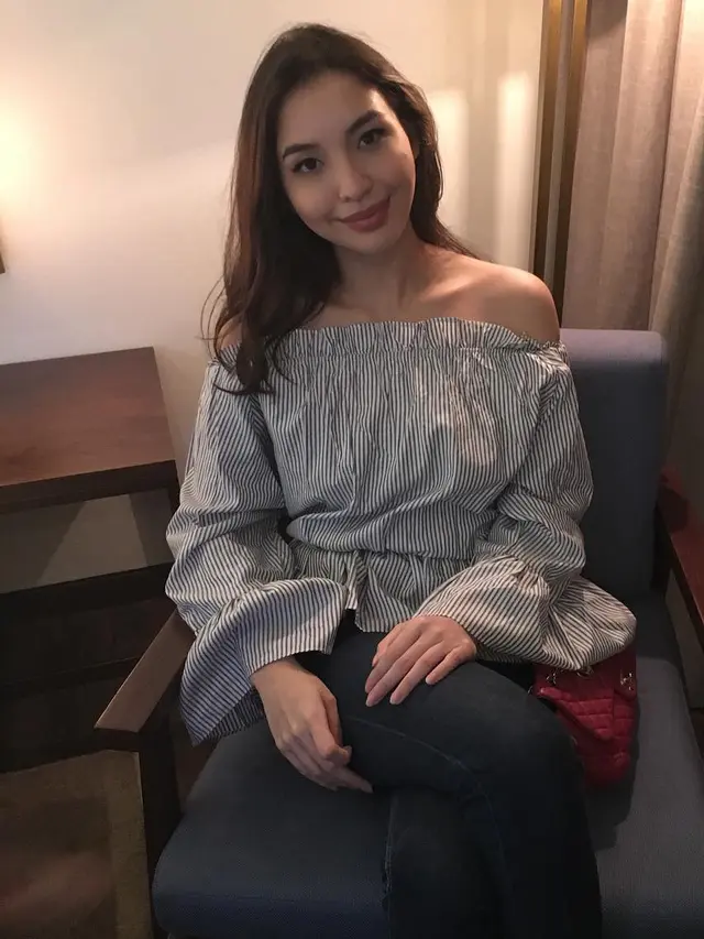 7 Potret Manohara Pakai Busana Off-Shoulder, Ini Tampil Makin Menawan