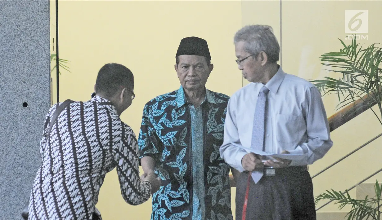 Tersangka Wali Kota Mojokerto Masud Yunus menyalami seseorang usai menjalani pemeriksaan di Gedung KPK, Jakarta, Rabu (7/2). Meski sudah berstatus tersangka, Masud hingga kini belum memakai rompi oranye tahanan KPK. (Liputan6.com/Herman Zakharia)
