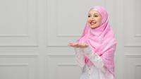 Ilustrasi Islami, muslimah, bersyukur. (Photo created by KamranAydinov on www.freepik.com)