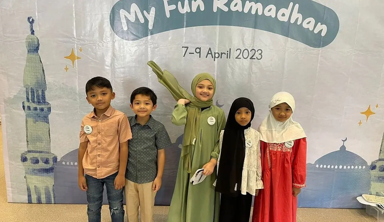 "Arsy nangis pas hari terakhir pesantren kilat, pas bahas tentang keluarga😭😭," tulis queenarsy. [Instagram/queenarsy]