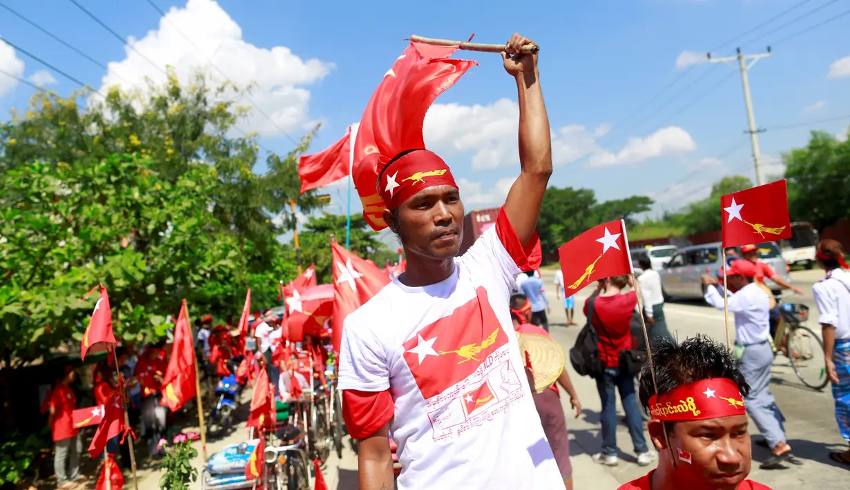 Para pendukung Liga Nasional Demokrasi (LND) saat meramaikan kampanye yang dilakukan Naing Nan Lynn di Yangon, Myanmar, Rabu (4/11/2015). Anggota oposisi Myanmar ini diserang saat melakukan kampanye. (REUTERS/Soe Zeya Tun)