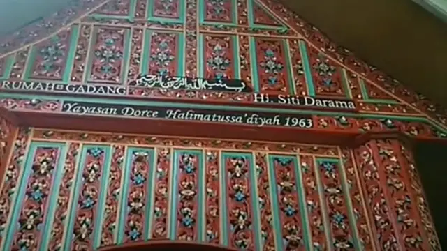 Potret rumah gadang milik mendiang Dorce Gamalama (Sumber: YouTube/Ajo Tipi)