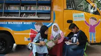 Anak-anak membaca ragam buku cerita dongeng di Taman Menteng, Jakarta Senin (14/8/2023). (merdeka.com/imam buhori)