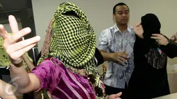 Dua wanita asal Maroko marah ketika awak media mengambil gambar dirinya di kantor Imigrasi, Jakarta, Kamis (11/6). Dalam keterangannya, pihak Imigrasi mengamankan wanita diduga PSK asal Maroko di Bogor, beberapa waktu lalu. (Liputan6.com/Johan Tallo)