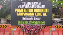 Sebuah karangan bunga yang dipesan Bonek sebagai bentuk kekecewaan terhadap Pemkot Surabaya