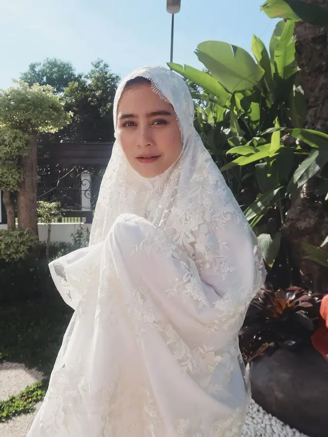7 Pesona Prilly Latuconsina saat Tampil Berhijab, Curi Perhatian