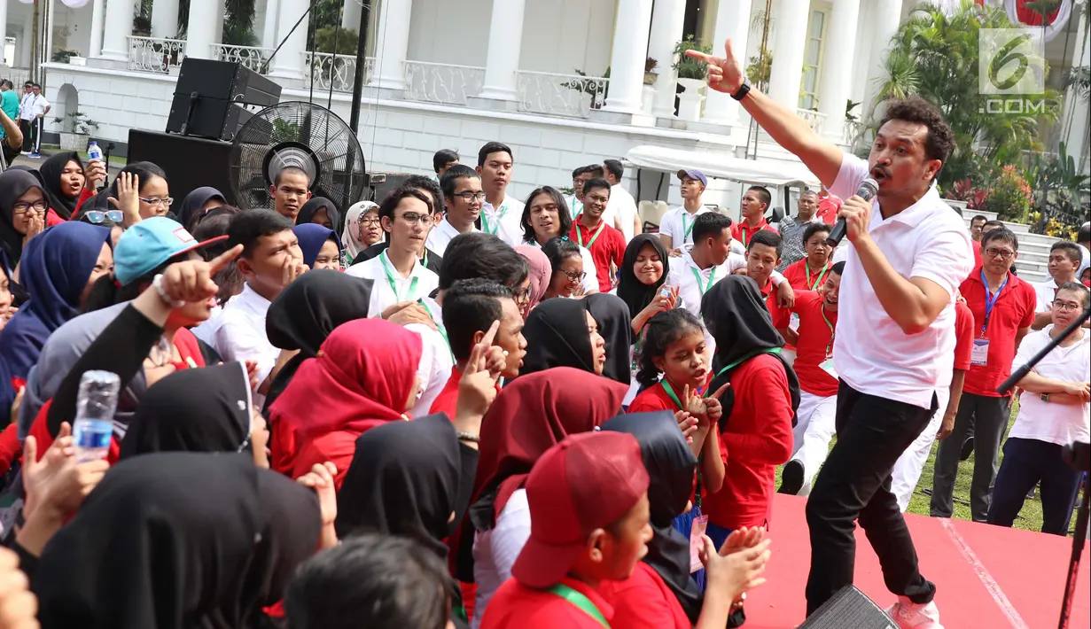Giring Nidji tampil menghibur para peserta Program Penguatan Pendidikan Pancasila di halaman Istana Bogor, Jawa Barat, Sabtu (12/8). Acara tersebut diikuti 540 mahasiswa dari berbagai daerah. (Liputan6.com/Angga Yuniar)