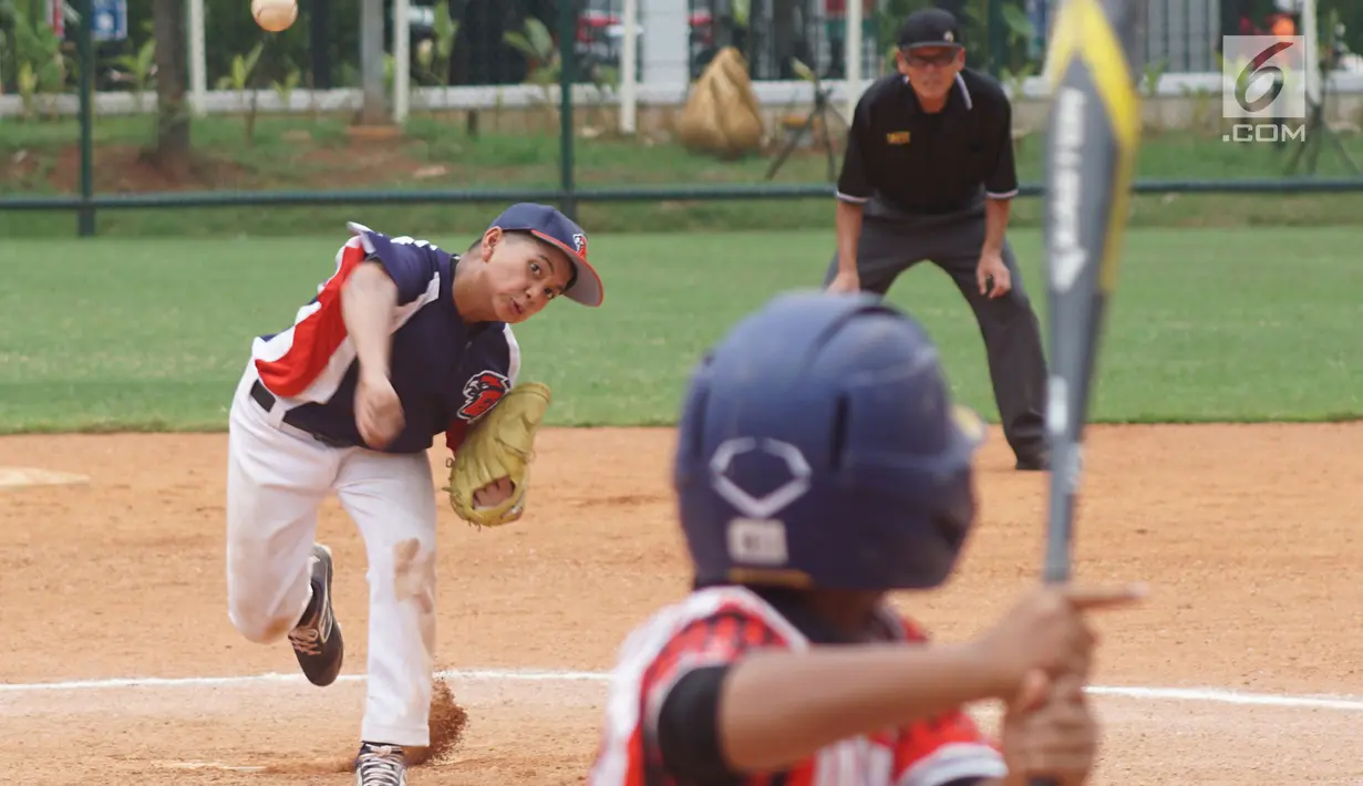 Atlet junior baseball dan softball berlaga dalam turnamen Indonesia Little League 2019 di lapangan softball Senayan, Jakarta, Sabtu (5/1). Turnamen digelar oleh para relawan pecinta olahraga softball dan baseball di Indonesia. (Liputan6.com/Fery Pradolo)