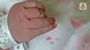 Seorang bayi lahir di tanggal cantik '20-02-2020' di RSUD Pasar Minggu, Jakarta, Kamis (20/2/2020). Bayi perempuan dari pasangan Regina (43) dan Andre (47) bernama Glowy Lidwina lahir secara sesar dengan panjang 50 centimeter dan berat 3,75 kilogram. (Liputan6.com/Herman Zakharia)
