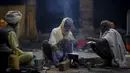 Orang suci dalam kepercayaan Hindu atau disebut sadhus saat melakukan kegiatan di Kuil Pashupatinath, Kathmandu , Nepal, (6/3). Para Sadhus dari Nepal dan India akan mendatangi Candi untuk merayakan festival Maha Shivaratri. (REUTERS / Navesh Chitrakar)
