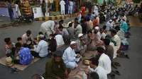 Tradisi Ramadan Unik di Pakistan, dari Lempar Telur Sampai Berbuka di Jalanan