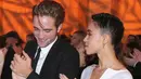 Di tahun 2014, Robert Pattinson dan FKA Twigs memulai jalinan cintanya bahkan sudah bertunangan. Lama tak mengkonfirmasi soal pertunangannya, beberapa waktu lalu Pattinson hanya menjawab kebenaran itu dengan singkat. (AFP/Mark Davis)