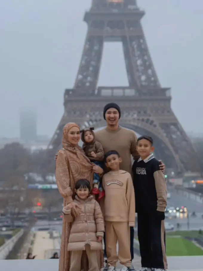 Potret liburan keluarga Kartika Putri di Paris. [Foto: Instagram/kartikaputriworld]
