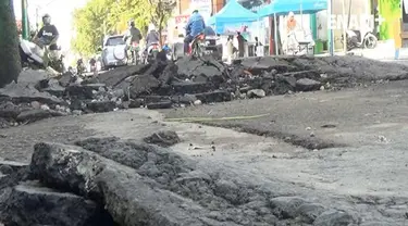 Saat banjir surut, beberapa ruas jalan di Kabupaten Sampang, Madura mengalami kerusakan. 