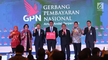 Ketua Asosiasi Sistem Pembayaran Indonesia (ASPI) Anggoro Eko Cahyo (tengah) bersama sejumlah menteri Kabinet Kerja, menunjukkan kartu Gerbang Pembayaran Nasional (GPN) saat peresmian di Gedung BI, Jakarta, Senin (4/12). (Liputan6.com/Angga Yuniar)