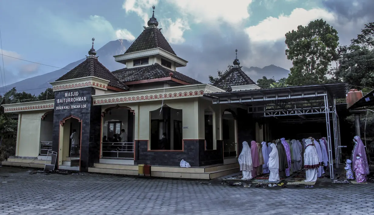 Umat muslim melaksanakan salat Idul Adha di sebuah masjid di Yogyakarta, Selasa (20/7/2021). Umat muslim Indonesia melewati Hari Raya Idul Adha tahun ini di tengah gelombang virus corona COVID-19. (AP Photo/Slamet Riyadi)