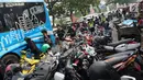 Sepeda motor memadati bahu jalan dan trotoar di sepanjang Jalan Gerbang Pemuda, Senayan, Jakarta, Rabu (10/7/2019). Adanya pertandingan sepak bola antara tim Persija Jakarta melawan Persib Bandung membuat sejumlah titik di kawasan Senayan menjadi lokasi parkir liar. (Liputan6.com/Immanuel Antonius)
