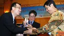 Citizen6, Jakarta: Direktur Operasi PLN Ngurah Adnyana memberikan cendramata kepada Vice President Kepco (Korean East-West Power Co.Ltd) Lim Han Kyu, usai membuka seminar tentang pengelolaan Power Plant kerjasama PLN dengan Kepco-Kewp. Rabu (6/7).