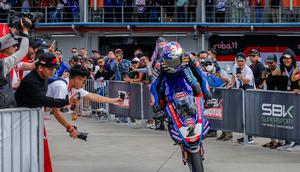 Pembalap Pata Yamaha, Toprak Razgatlioglu, melakukan selebrasi usai memenangkan Race 1 WSBK Mandalika 2022, Sabtu (12/11/2022). (AFP/Panji Anggoro)