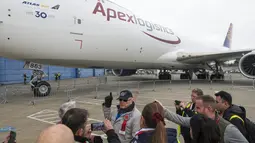 Karyawan dan mantan karyawan, pelanggan, dan tamu undangan berpartisipasi dalam upacara untuk menandai pengiriman pesawat Boeing 747 terakhir, i Boeing Future of Flight Museum di Everett, Washington, pada 31 Januari 2023. Pesawat Boeing 747 merupakan pesawat yang ikonik yang sudah mengudara sejak era 1960-an. (Jason Redmond / AFP) 7