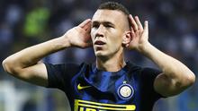 Gelandang Inter Milan, Ivan Perisic, merayakan gol yang dicetaknya ke gawang Juventus pada laga Serie A di Stadion San Siro, Milan, Minggu (18/9/2016). (AFP/Marco Bertorello)