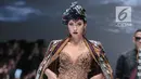 Model cantik Patricia Gouw mengenakan busana rancangan Anne Avantie yang bertajuk Badai Pasti Berlalu pada perhelatan Jakarta Fashion Week 2019 di Senayan City, Jakarta, Selasa (23/10). (Liputan6.com/Faizal Fanani)