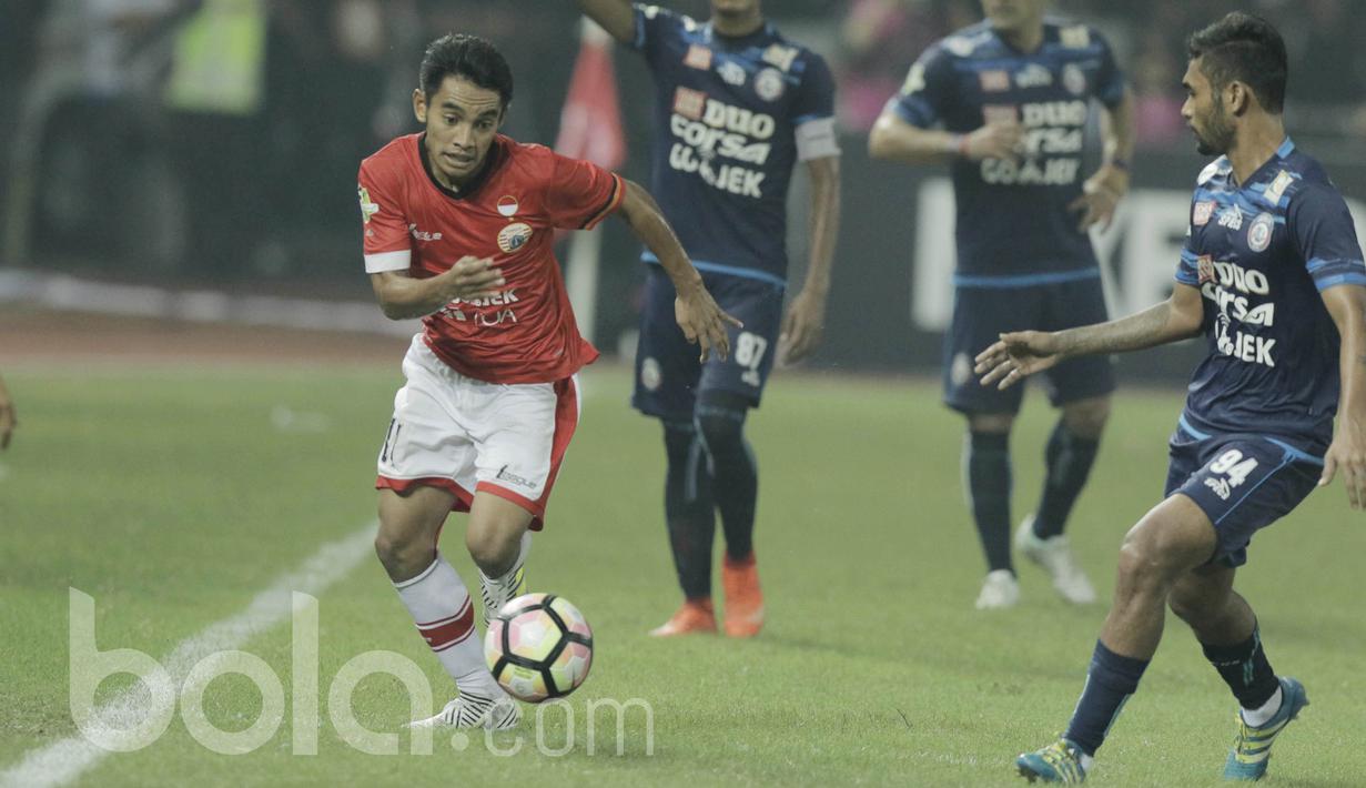 Pemain Arema, Ferry Aman Saragih, berusaha menghalau pemain Persija, Abrizal Umanailo pada laga lanjutan liga 1 Indonesia di Stadion Patriot, Bekasi, Jumat (02/06/2017). Persija Menang 2-0. (Bola.com/M Iqbal Ichsan)